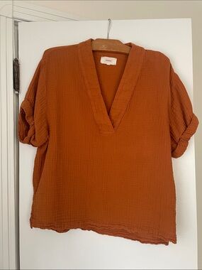 Xirena burnt orange V-neck shirt